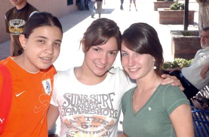 13082006 
Maguia Sánchez, Lordes Humphrey y Jéssica Martínez.