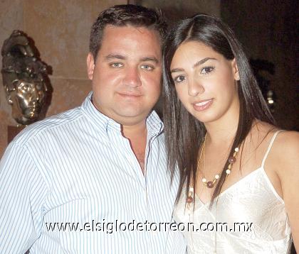16082006
José Humberto García Aguirre y Lizeth Giacomán Zablah fueron despedidos de su soltería.