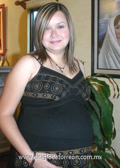 15082006
Carmen María Cázares de Arroyo recibió numerosos obsequios, en la fiesta de canastilla que se le ofreció con motivo del próximo nacimiento de su bebé.
