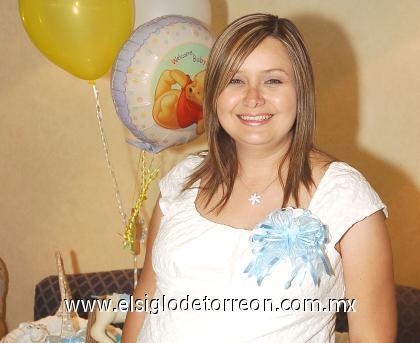 16082006
Carmen Cázares de Arroyo, en la fiesta de canastilla que le ofrecieron al bebé que espera, el cual será niño y llevará el nombre de Marco Antonio, como su papá.