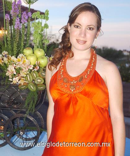 16082006
Claudia Valdés de Pérez espera a su primer bebé, que será niño, motivo por el que disfrutó de una alegre fiesta.