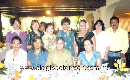 15082006
La comunidad de la parroquia de Santa Rosa de Lima se juntó para festejar al Pbro. Raúl Chávez Carrizosa, ellos son, Max, Raquelito, Marisela, Lupita, Luz, Rosy, Mary, Laura, Angelita y Lety