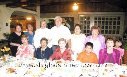15082006
Pbro. Alejandro Terrones, con miembros de su comunidad festejando el Día del Parroco.