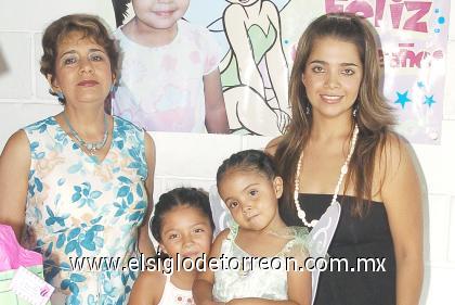 16082006
Katia Ortega Villarreal acompañada de su mamá, Marcela Villarreal de Ortega, su abuelita, María Eugenia R. de Gutiérrez y su hermanita Regina Ortega Villarreal, en el festejo que se le ofreció por su cumpleaños.