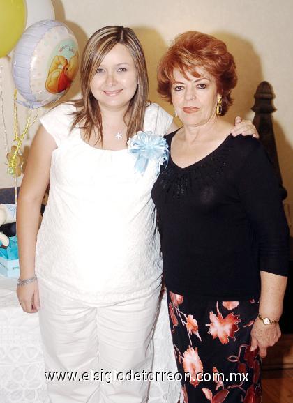 18082006 
Carmen Cázares de Arroyo en compañía de Micaela de Arroyo en la fiesta de canastilla que le organizaron.