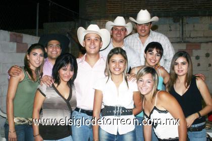 18082006 
Claudio N. Córdova Aparicio acompañado de sus amigos en el convivio que le organizaron por su cumpleaños.