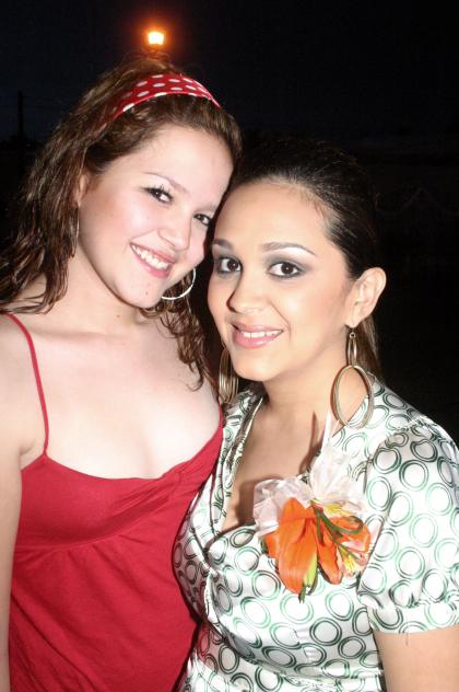 18082006 
Ana Laura Bravo Salinas en compañía de su hermana Liliana Bravo Salinas en la despedida que le organizaron .