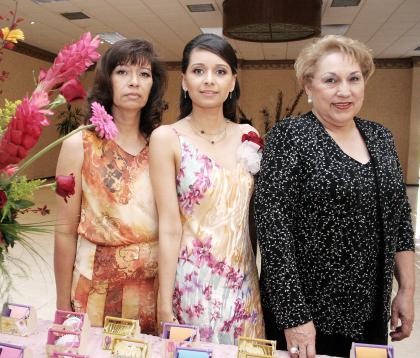 18082006 
Érika Orpinel Almanza acompañada por las anfitrionas a su fiesta de despedida de soltera Luz María Almanza y Consuelo Amalia Moreno.