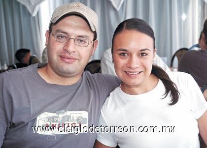17082006
Octavio Durán Serna y Valeria Correa de Durán disfrutan de exquisitos platillos árabes.