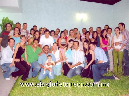 17082006
Karina Landeros y Eduardo Atilano, acompañados de familiares y amigos en la última despedida de solteros que se les ofreció por su próxima boda.