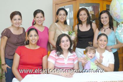 17082006
La futura mamá en compañía de sus amigas Verónica Villarreal, Lorena Bello, Gaby Fernández, Mónica Zúñiga, Luz María Flores, Karina de Rodríguez, Martha Lam y la pequeña Gaby del Río.