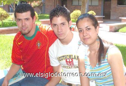 17082006
Zayra Hernández, Antonio López u Saúl Issa.