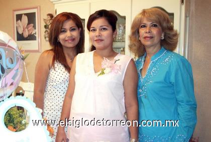 19082006 
 Elvira Elena de Martínez en compañía de las organizadoras de su fiesta de regalos, Esperanza Reza y Marcela Guerrero