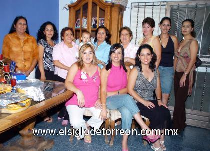 19082006 

 Jésika Rodríguez de Sifuentes acompañada de algunas asitentes a la fiesta de canastilla que se le ofreció en días pasados
