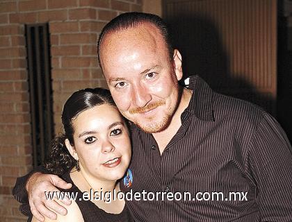 22082006
Alejandro Aguilar Ramos fue gratamente sorprendido en su cumpleaños, lo acompaña su novia Wendy.