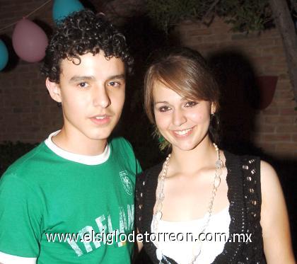 22082006
Lety y su hermano Mariano.