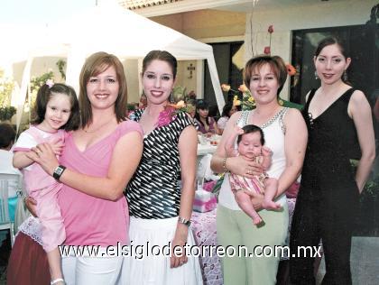 21082006
Anna acompañada de sus hermanas Elsa de Contreras, Angélica de Sakoda y Lety de Garza, y sus sobrinas Mariana Contreras y Akemi Sakoda.