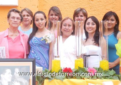 22082006
Karina Salazar Bárcenas, en compañía de algunas asistentes a su despedida de soltera.