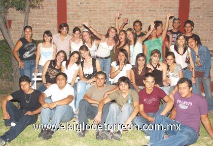 22082006
Leticia Flores Rodríguez junto a sus amigos, en su fiesta de cumpleaños.