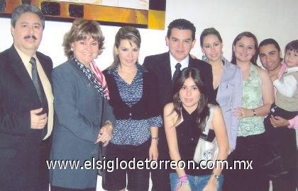 22082006
Víctor Mendoza, Lety de Mendoza, Norma de Quintanilla, Raúl Quintanilla, Paola y Victoria Mendoza, Karla de García, Marcelo García y Alessandro García.