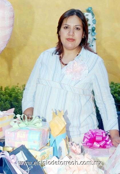 20082006 
Adriana Karina Ramírez de Navarro, captada durante su fiesta de canastilla.