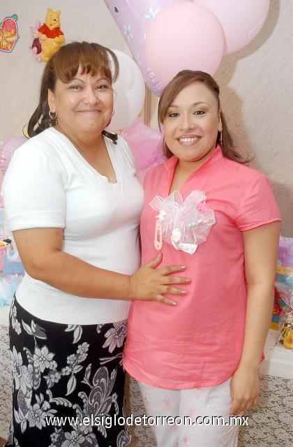 20082006 
Mónica Ramírez Gándara junto a Cony Gándara, organizadora de su fiesta de canastilla.