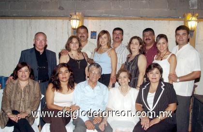20082006 
José Ramírez López y Yolanda Camacho de Ramírez con sus hijos José Luis, Manuel, Yolanda, Carlos, Laura, Adriana y Alejandro, además de otros familiares en el convivio que les ofrecieron.