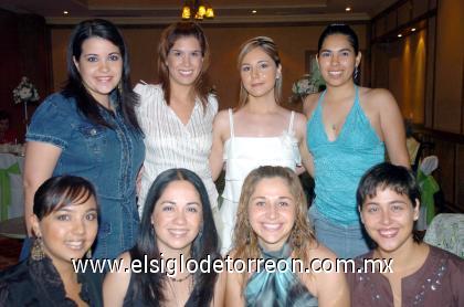 20082006 
Laurencia en compañía de sus amigas, Cristy, Oti, Alida, Katia, Lorena y Sofía.
