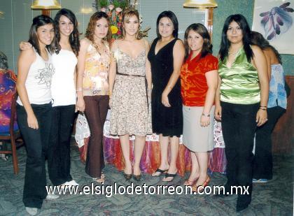 20082006 
Nancy Adriana Delgado Meléndez acompañada de sus amigas, en la despedida de soltera que se le ofreció en días pasados.