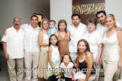20082006 
Roberto, Juan Roberto, Sara, Juan Roberto Anaya, Adriana, Alejandro Martínez, Carmelita de Anaya, Carlos y Carolina Anaya, Daniela y Alexandra Martínez y Paty Anaya.