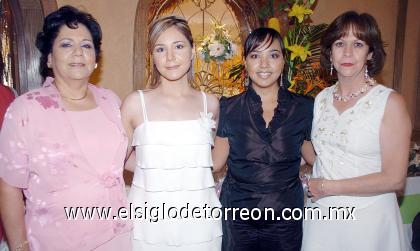 20082006 
Laurencia Alday de Villarreal junto a Alida Villarreal y Marina López de López acompañan a la futura novia.