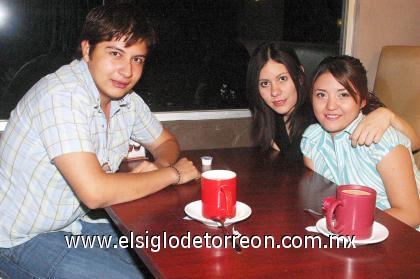 23082006 
Fernando Zamora, Olivia Espinoza y Stephania Escobedo.