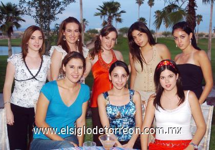 23082006 
Claudia Valdés de Pérez en compañía de sus amigas, en la fiesta de regalos que se le ofreció al bebé que espera.