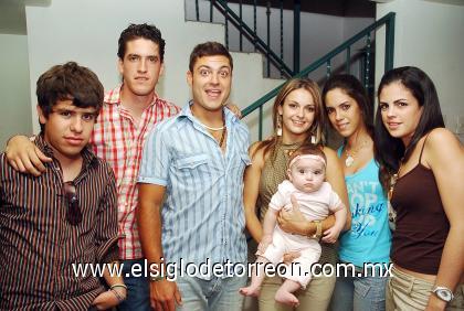 23082006 
Valentina con su mamá Lucía y sus tíos Chuy, Elías, Diego, Daniela y Mariana.