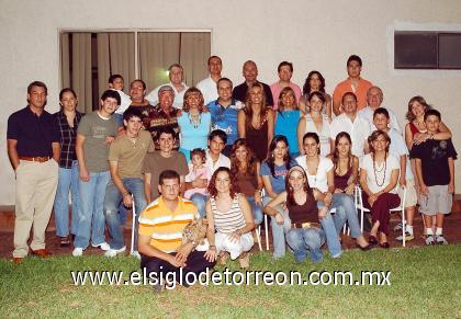 23082006 
Victor González Cárdenas fue despedido por su familia con motivo de su viaje