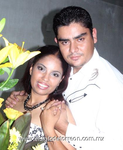 23082006 
 Hilda Rocìo Parrilla Santacruz y Benjamìn Reveles Pineda disfrutaron de una despedida de solteros.