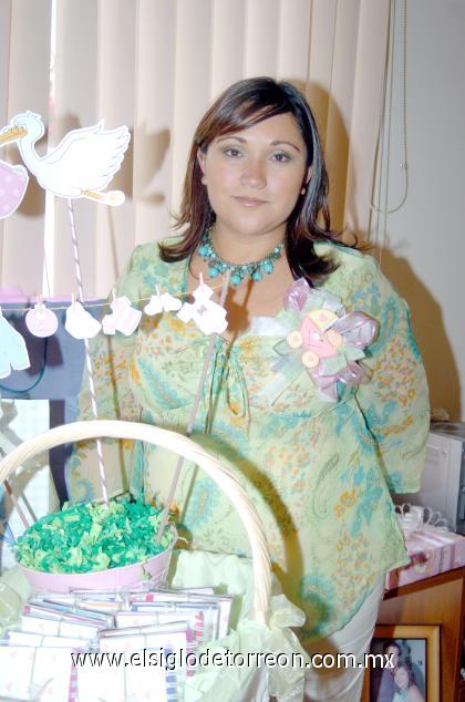 25082006 
Adriana González de Muñoz disfrutó de una tierna fiesta de canastilla