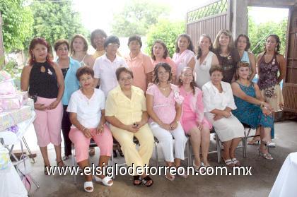 25082006 

 Lilia Angélica González Montañez acompañada de algunas asistentes a su fiesta de regalos