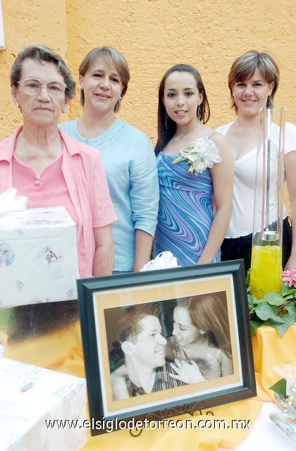 25082006 Karina Salazar Bárcenas junto a las anfitrionas de su despedida de soltera