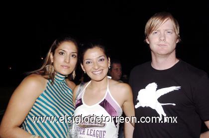 25082006 
Mariana Alvídrez, Mara Niño y Todd Pittman.