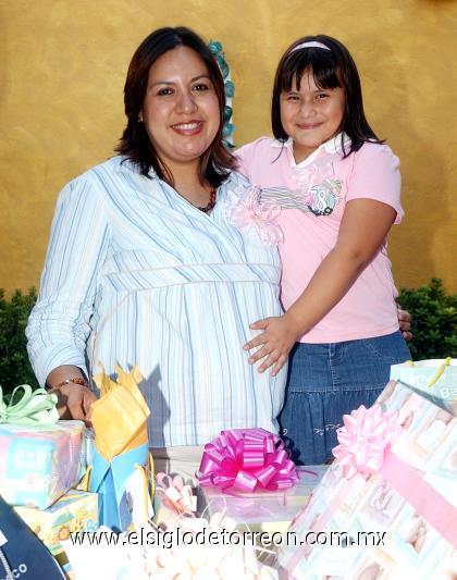 26082006 
Adriana Karina Ramírez de Navarro junto a la pequeña Andrea Estrada en la fiesta de regalos que le ofrecieron en días pasados