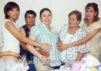 26082006
 Dora Elizabeth Barrios de Morán acompañada  de algunas amigas