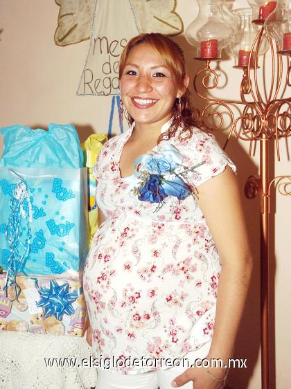 26082006 

María GUadalupe Zamarripa de Olivos captada en la fiesta de regalos que le ofrecieron