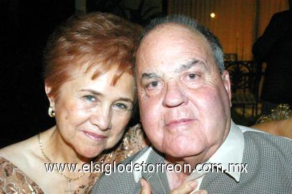 29082006 

 Homero Estrella Ochoa y Graciela González de Estrella festejaron  45 años de matrimonio