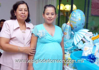 29082006 

 Sarahí Cepeda de Agüero junto a Celia Vaquera de Cepeda en la fiesta de regalos que le ofrecieron en días pasados