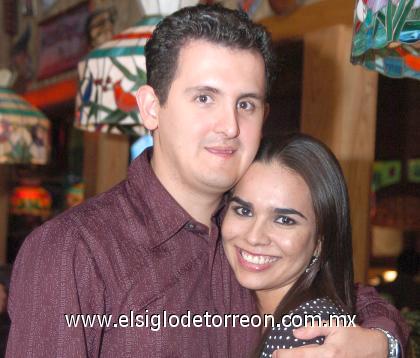 27082006
Alejandra Villarreal y Marco Hernández.