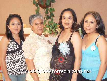 27082006
Enedelia Morán de Reyna junto a Marcela Gurrola, Miriam y Nancy Gurrola, en la fiesta de regalos que le ofrecieron en días pasados