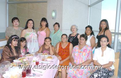 27082006
Liliana Enríquez de Robledo, acompañada de algunas de las asistentes a la fiesta de regalos que se le ofreció en días pasados.