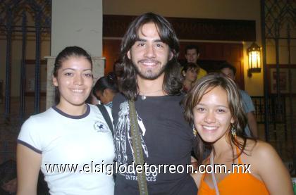 27082006
Fabiola Vargas, Héctor González y Anaís Rincón.