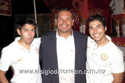 27082006
Gerardo Bejarano, anfitrión; Manuel Saldaña, director técnico; y Marco Sumano, capitán